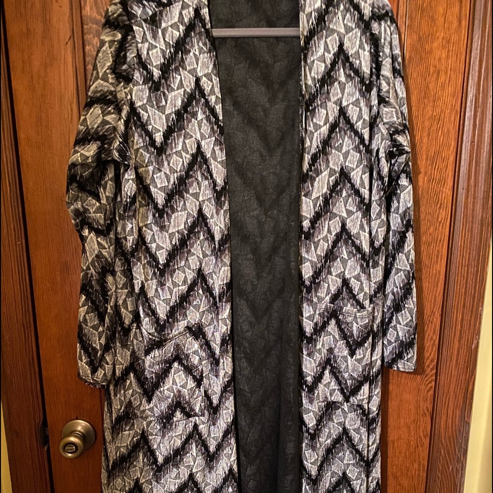 Lularoe Sarah Black and white